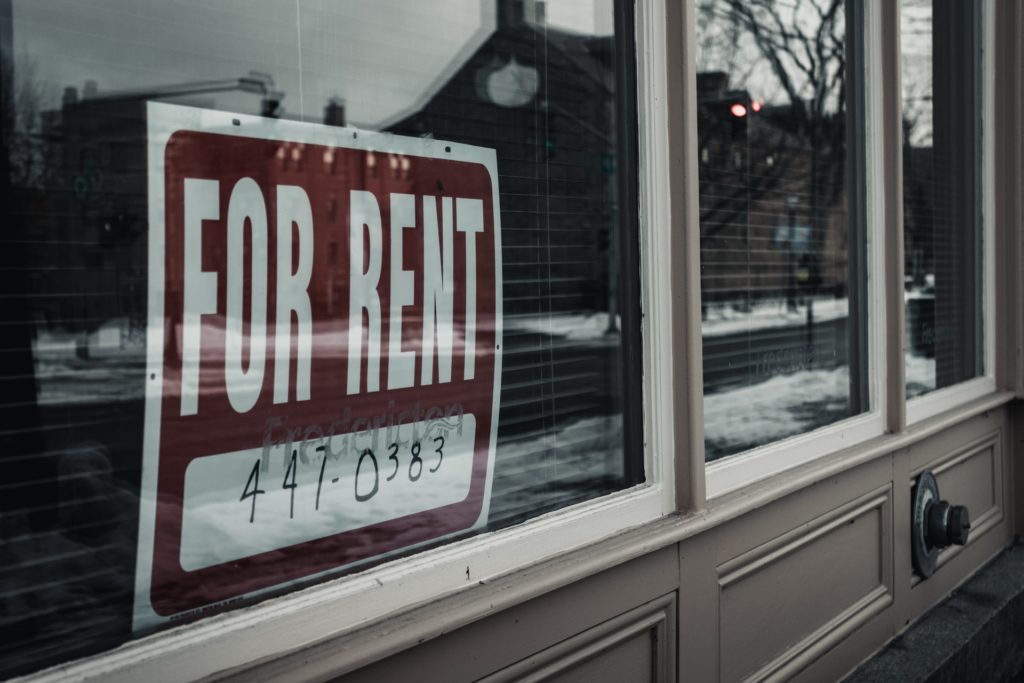 Alt-tag: A store window with a for rent sign.